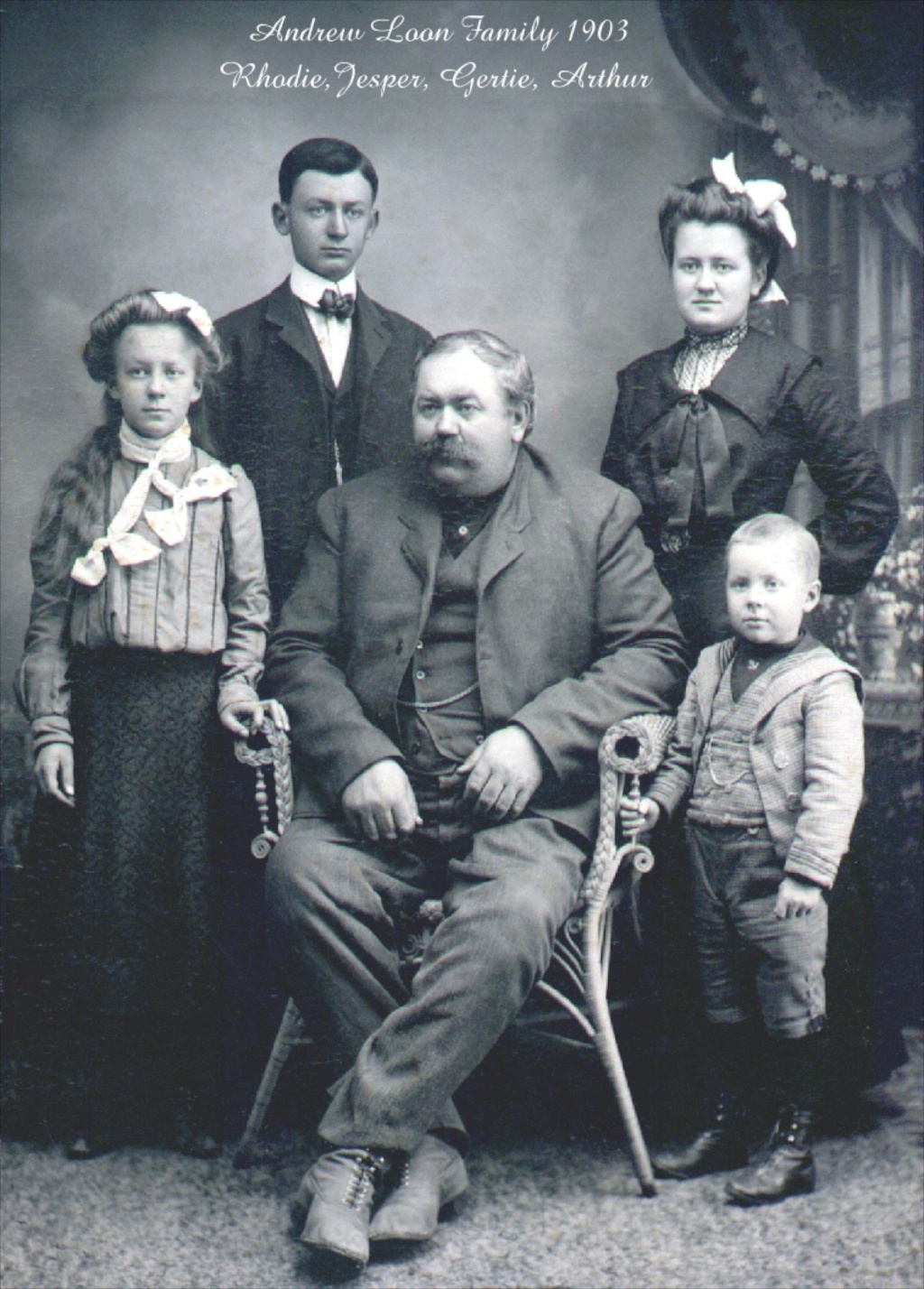 1903 Andrew Loon Family.jpg